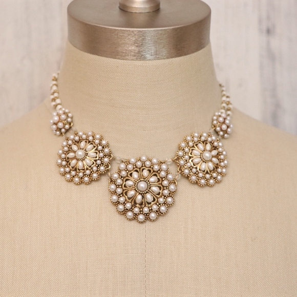 Bloomingdales FLAW Faux Pearl Blossom Necklace - Picture 1 of 7